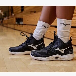 Mizuno Wave Momentum Mid 2 Size 11 Men EUC/Like new condition- Black-Volleyball